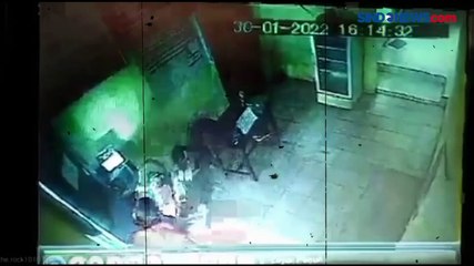 Viral! Wanita Dianiaya Mantan Suami di Palembang Terekam CCTV, Polisi Kejar Pelaku