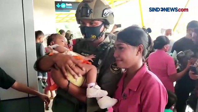 Istri Brimob Histeris Jemput Suami Pulang Tugas dari Intan Jaya Papua