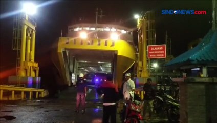 Truk Terguling dalam Kapal Feri saat Menyeberang di Selat Sunda
