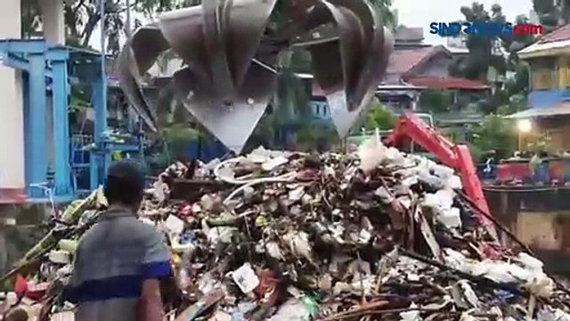 Arus Deras karena Hujan, Pintu Air Manggarai Kebanjiran Sampah