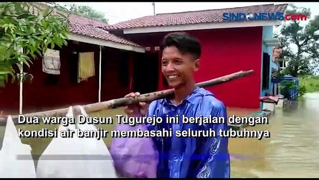 Korban Banjir Kelaparan, Relawan Nekat Melintas Genangan Air