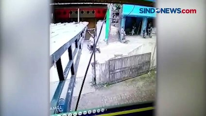 下载视频: Detik-detik Tabrakan Maut 2 Motor Terekam CCTV di Serang