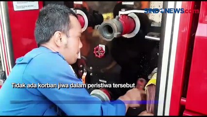 Warga Panik, Kobaran Api Lalap Rumah Berlantai Dua di Cakung