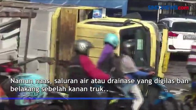 Kelebihan Muatan, Truk Terguling di Duren Sawit