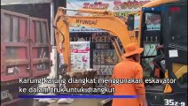 Bersihkan Lumpur Banjir di Pondok Gede Permai, 2 Unit Damkar Dikerahkan