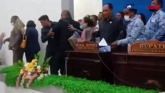 Bupati dan Wakil Ketua DPRD Sikka Nyaris Adu Jotos Saat Sidang