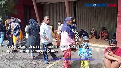 Selisih Harga Tinggi, Warga Pilih Antre Minyak Goreng Berjam-jam