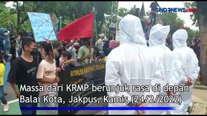 Polisi Pakai APD Amankan Demo di Depan Balai Kota