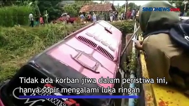 Sopir Mengantuk, Bus Pariwisata Terjun ke Sungai di Banyumas