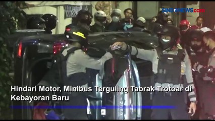 Hindari Motor, Minibus Terguling Tabrak Trotoar di Kebayoran Baru