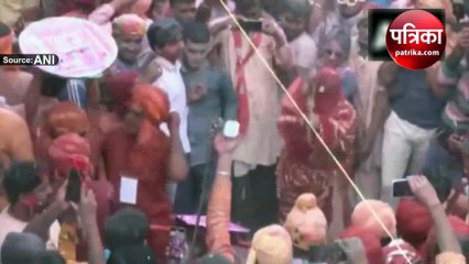 VIDEO: 'लट्ठमार होली' का जश्न शुरू, हुरियारिन लाठियों से कर रहीं पिटाई
