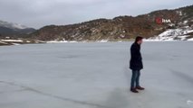 Tufanbeyli'de Kürebeli Göleti buz tuttu
