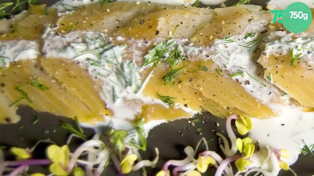 Carpaccio de hareng fumé, sauce à la crème aigre, au poivre et zestes de cédrat.