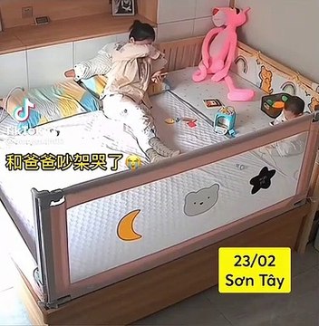 Thấy mẹ nén khóc sau khi cãi nhau với bố, em bé hiểu chuyện liền bò đến an ủi