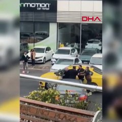 İstanbul'da yol verme kavgası! Tek yumrukla yere serdi