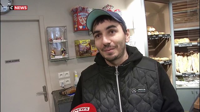 Regardez la vidéo du braquage d'une boulangerie de Trévoux dans l'Ain: Le braqueur se retrouve nez à nez avec le boulanger avant de prendre la fuite