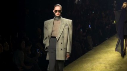 Alla Paris Fashion Week Saint Laurent fa rivivere gli anni '80