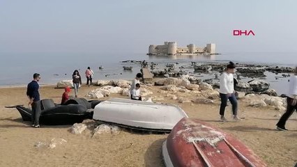 MERSİN'DE KONAKLAYAN DEPREMZEDE AİLELERİN ÇOCUKLARI SAHİLDE OYNUYOR