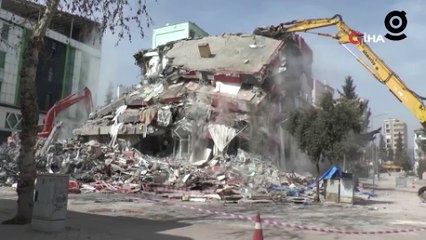 Adıyaman'da hasarlı binalar yıkılıyor