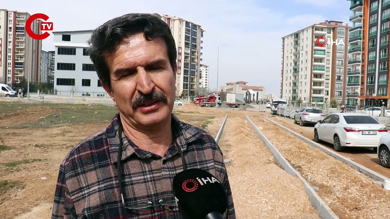 4 yıllık binanın kolon ve kiriş aralarından tahta parçaları çıktı