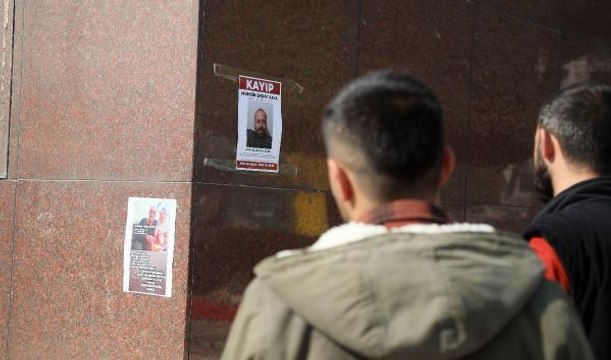 DEPREMDE KAYBOLAN YAKINLARINI İLANLA ARIYORLAR