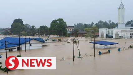 Télécharger la video: Floods in Johor claim first casualty, number of victims increases to 5,878