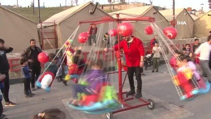 Depremzede çocuklar seyyar salıncakta böyle eğlendi