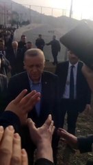Erdoğan, depremzede çocuklara yine para dağıttı