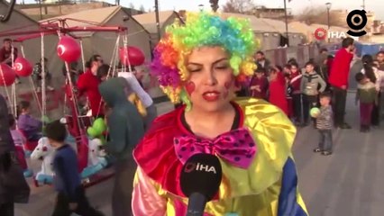 Depremzede çocuklar seyyar salıncakla eğlendi