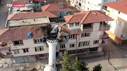 Adıyaman'da minare binayı ikiye böldü