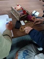 Gönüllü kepçe operatörü, 2 enkazda bulduğu ziynet eşyası ve parayı polise teslim etti