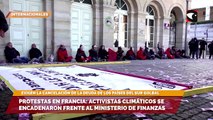 Protestas en Francia: activistas climáticos se encadenaron frente al Ministerio de Finanzas