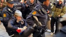 A Oslo la polizia norvegese porta via di peso Greta Thunberg