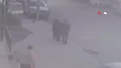 Sultangazi'de yere düşürülen 30 bin liralık telefonu alıp uzaklaştılar: O anlar kamerada