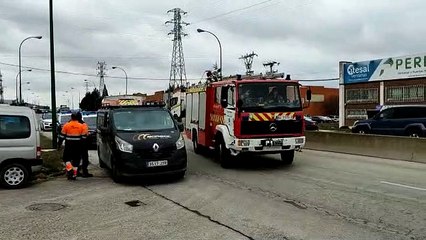 Las llamas devoran la nave de Molifibra en Villalonquéjar