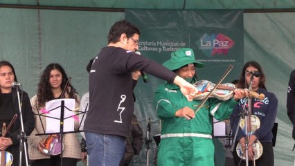 Jóvenes paraguayos dejan semilla con instrumentos hechos de basura en Bolivia