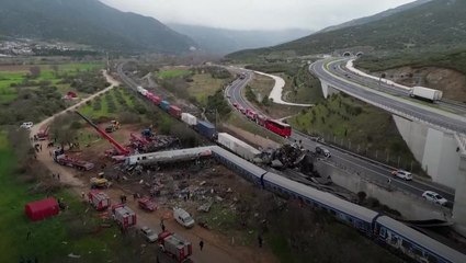 Télécharger la video: Devastation from deadly Greece train crash captured in aerial footage