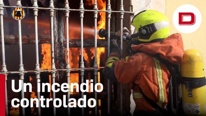 La lucha de los bomberos por controlar un incendio en Burjassot, en Valencia