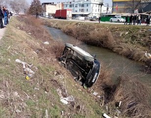 DERE YATAĞINA DÜŞEN HAFİF TİCARİ ARAÇTAN YARA ALMADAN ÇIKTI
