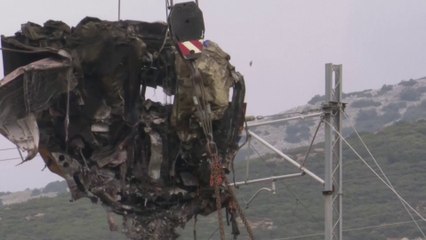 صور مباشرة لرفع حطام قطاري اليونان بعد حادث أسفر عن 36 قتيلا