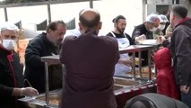 Ünlü Şef Mehmet Yalçınkaya ve ekibi depremzedeler için yemek yapıyor
