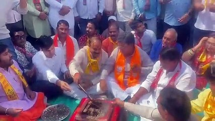 सदबुद्धि यज्ञ कर स्वागत द्वार पर फहराया त्रिनेत्र गणेश का झंडा