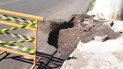 Buraco que se abriu no meio fio durante temporal em Umuarama