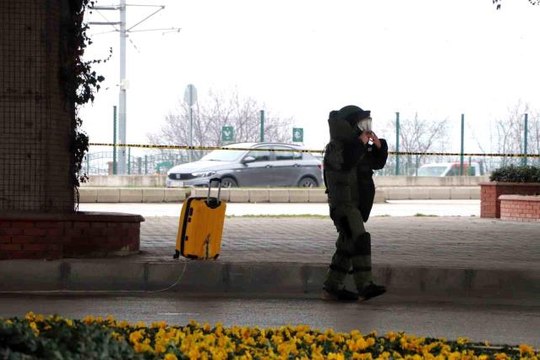 Viyadük altındaki şüpheli valiz fünye ile patlatıldı