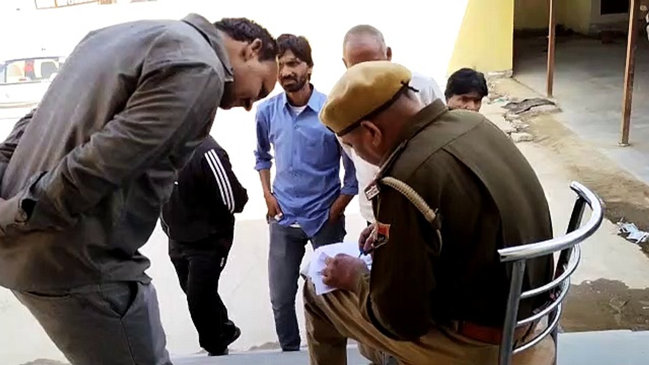 परिजन कर रहे थे तलाश, कमरे में जाकर देखा तो फंदे से लटका मिला बेटा!