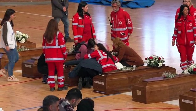 Naufragio di Cutro, la disperazione dei familiari dei migranti davanti alle 66 bare