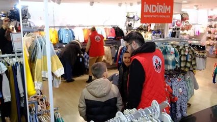 Kıyafetleri enkaz altında kalan çocuklar için gönüllü gençlerden yardım eli