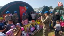 Mehmetçik'ten depremzede 9 yaşındaki Emir'e sürpriz doğum günü kutlaması