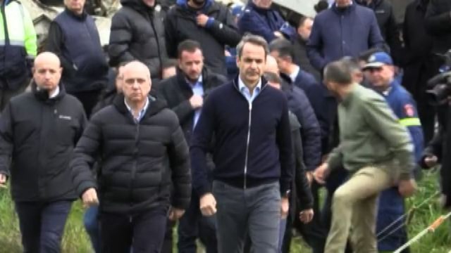 Il Premier greco Mitsotakis sul luogo dell'incidente ferroviario
