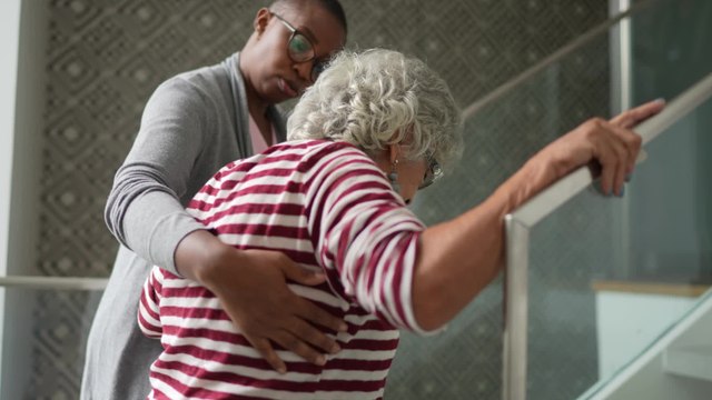 Pflegegeld und Co.: Wer zahlt, wenn man die eigenen Eltern pflegt?